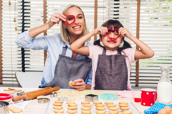 Madre e figlia si divertono a cucinare insieme e imparare a — Foto Stock