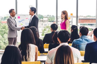 Grup m danışmanlık içinde insan önünde duran işadamı