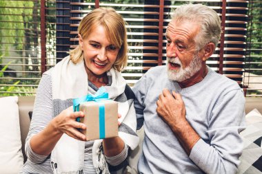 Mutlu gülümseyen yaşlı komuta sizde Yıldönümü hediye kutusu surpr veren