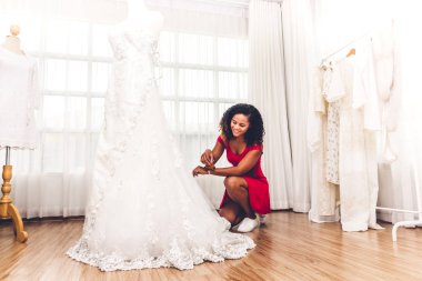 Afrika kökenli Amerikalı siyah kadın moda tasarımcısı mann yakınındaki gülümseyen
