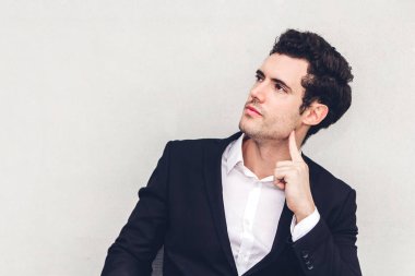 Siyah takım ayakta yakışıklı gülümseyen işadamı portresi 
