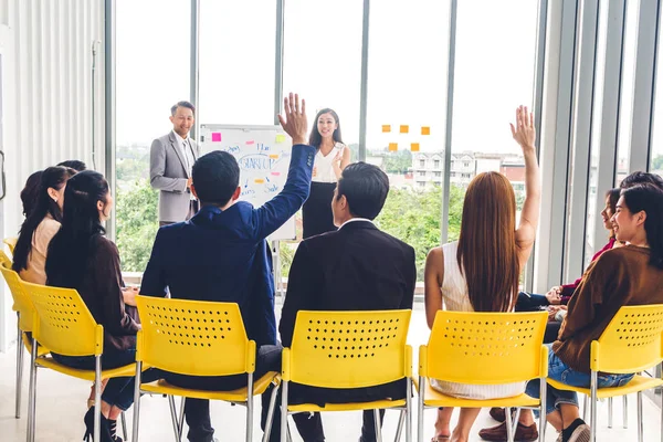 Grupo de reuniones de negocios informales y discutir.creative busines — Foto de Stock