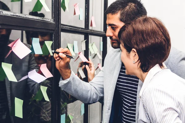 Groep van casual zakenmensen planning en brainstormen over schrijven — Stockfoto