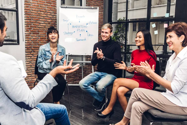 Geçici iş tartışmak ve working.creative işletme grup