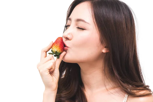 Mulher comendo morango fresco em fundo branco.dieta concep — Fotografia de Stock