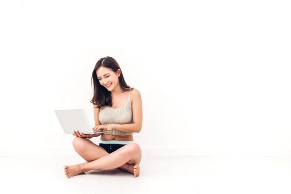 Hermosa mujer usando computadora portátil digital comprobación social ap —  Fotos de Stock