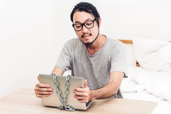 Ο άνθρωπος χρησιμοποιώντας ψηφιακή φορητό υπολογιστή στο κρεβάτι στο home.man checkin — Φωτογραφία Αρχείου