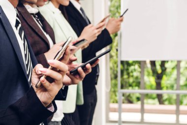 İş grubu sakin kullanım teknolojisi birlikte smartphone c
