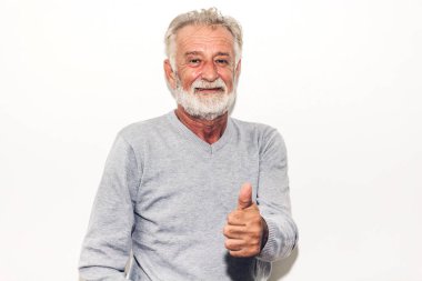 Kamera sta süre bakarak mutlu gülümseyen kıdemli adam portresi