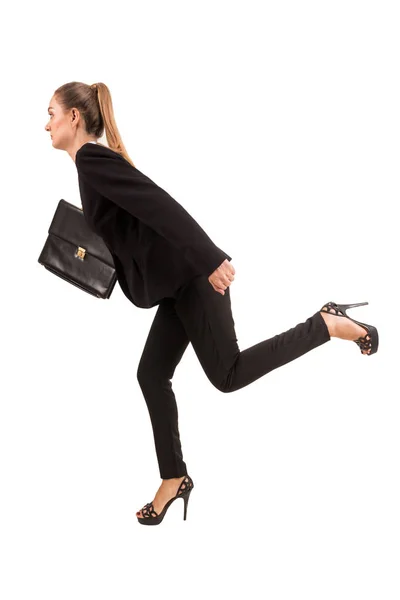 Obchodní žena chůze a držení Aktovka izolovaných na bílém b — Stock fotografie