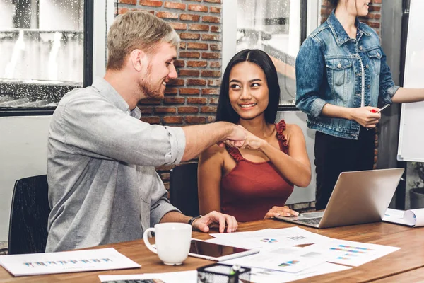 Succesvolle activiteiten van de groep mensen hobbel samen op kantoor vuist — Stockfoto