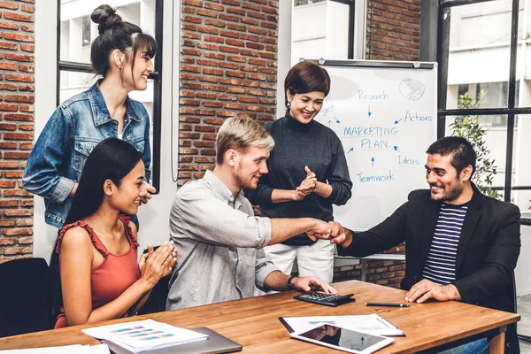 Éxito de la gente de negocios del grupo puño chocan juntos en offic — Foto de Stock