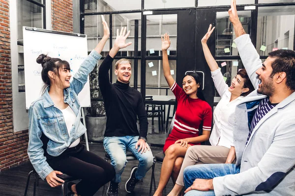 Successo di gruppo di business casual seduta rilassarsi celebrando — Foto Stock