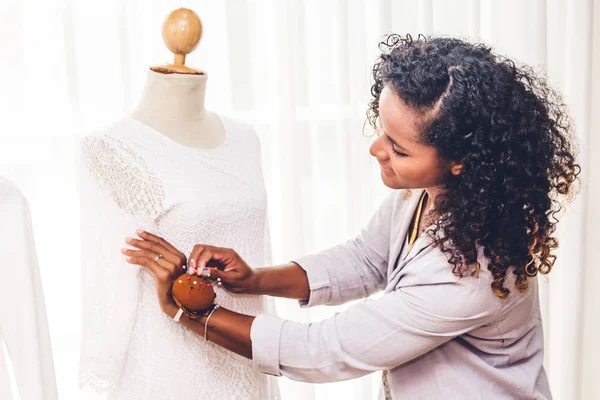 Sonriente afroamericana mujer negra diseñadora de moda de pie — Foto de Stock