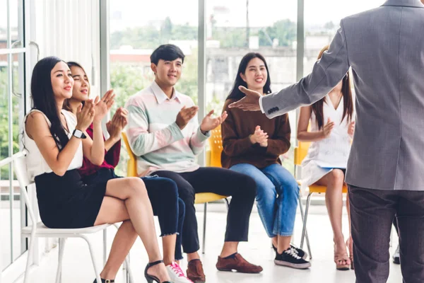 Gruppo di successo di business casual battendo le mani nella riunione di un — Foto Stock