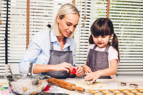 Madre e figlia si divertono a cucinare insieme e imparare a — Foto Stock