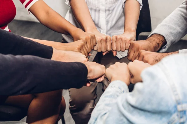 Succesvolle activiteiten van de groep mensen hobbel samen op kantoor vuist — Stockfoto