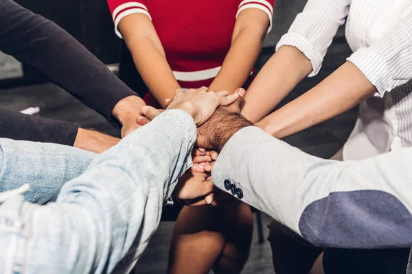 Succesvolle groep business mensen stack en zetten hun hand — Stockfoto