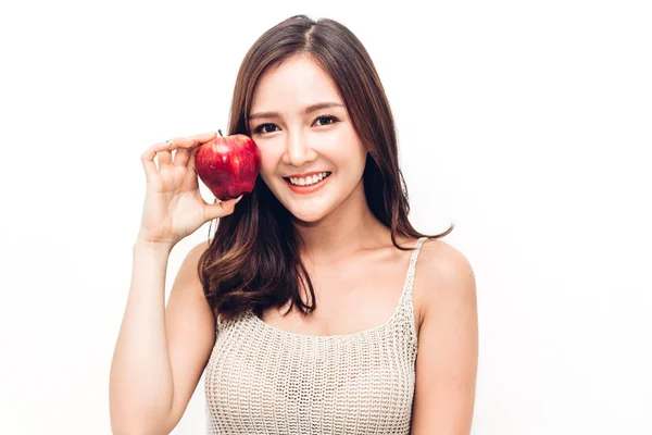 Holding ve üzerinde beyaz background.die taze kırmızı elma yiyen Kadın — Stok fotoğraf