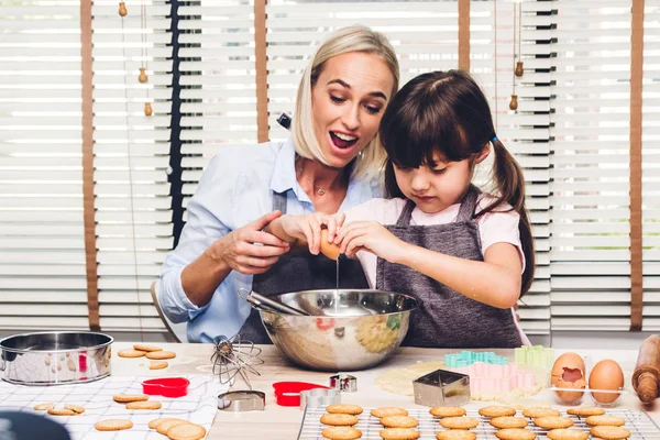 Madre e figlia si divertono a cucinare insieme e imparare a — Foto Stock