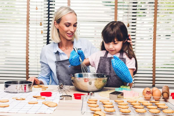 Madre e figlia si divertono a cucinare insieme e imparare a — Foto Stock