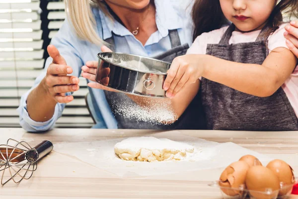 Madre e figlia si divertono a cucinare insieme e imparare a — Foto Stock