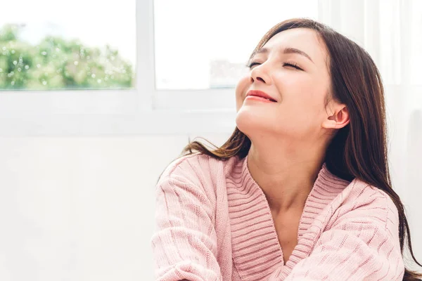 Woman feeling happy and relaxed breathing fresh air at morning — Stock Photo, Image