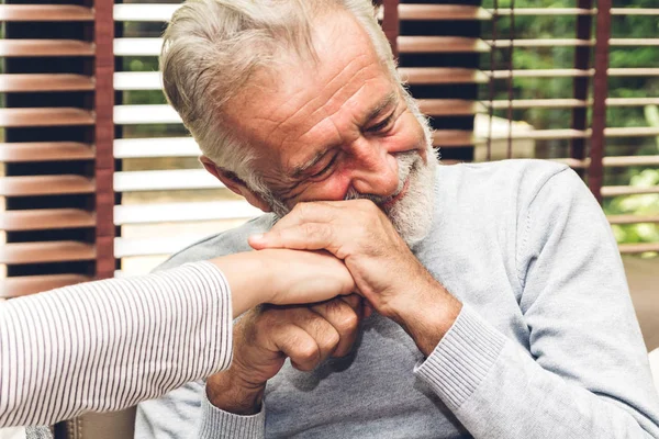 Happy glimlachend ouderling senior paar knuffelen ontspannen en praten t — Stockfoto