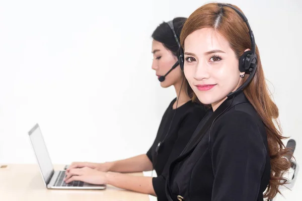 Schöne Geschäftsfrau Customer Support Services arbeiten mit h — Stockfoto