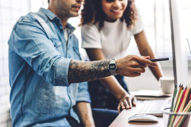 Çalışma ve strateji dizüstü bilgisayar ile tartışan iki iş adamları 