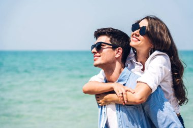 Romantik aşıklar genç çift tropikal b birlikte rahatlatıcı