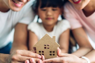 Mutlu aile evi elinde tutuyor. Gayrimenkul kavramı.