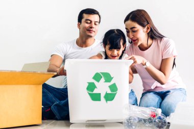Mutlu gülümseyen aile boş geri dönüşüm plastik koyarak eğlenmek 