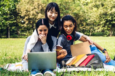 Gülümseyen uluslararası öğrenciler veya gençler den oluşan bir grup ve