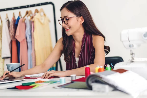 Mujer sonriente asiática diseñadora de moda que trabaja con ordenador portátil — Foto de Stock