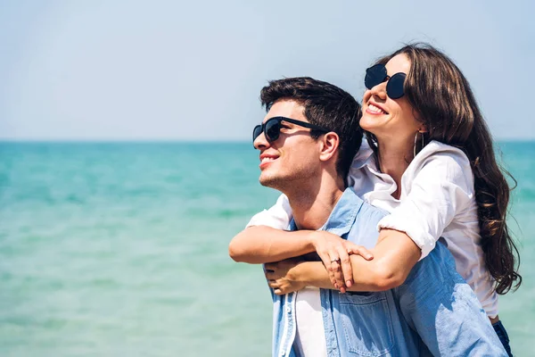 Amantes românticos jovem casal relaxando juntos no tropical b — Fotografia de Stock