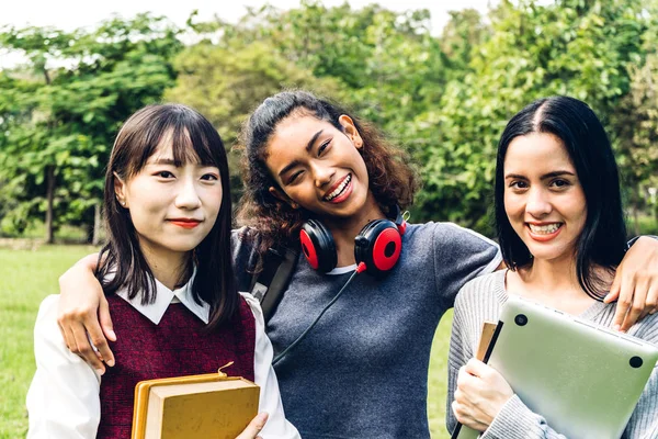 一群面带微笑的国际学生或青少年站在 — 图库照片