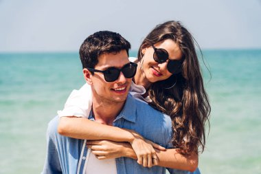 Romantik aşıklar genç çift tropikal b birlikte rahatlatıcı