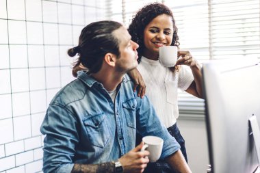 Çalışma ve strateji dizüstü bilgisayar ile tartışan iki iş adamları 