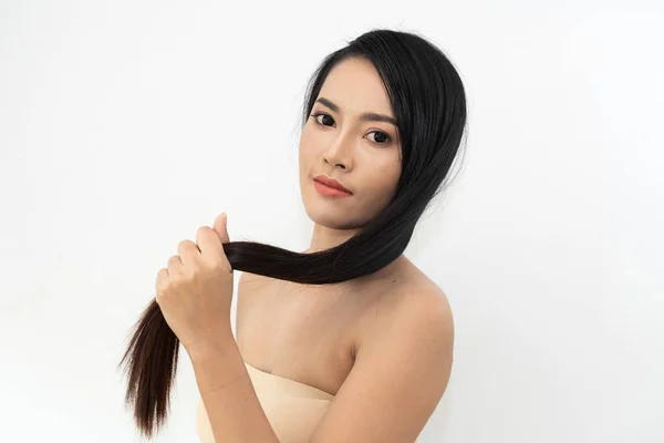 黒い長い光沢のあるストレイで美しい女性の美容ヘルスケア — ストック写真