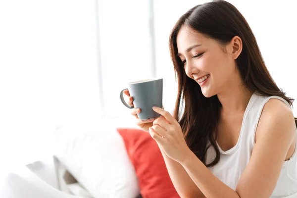 Mujer tomando café en el dormitorio por la mañana —  Fotos de Stock