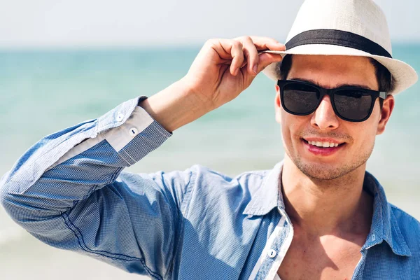 Retrato de hombre guapo sonriente relajarse en gafas de sol y paja h —  Fotos de Stock