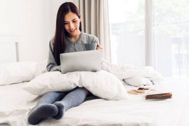 Genç kadın rahatlatıcı ve sıcak kahve veya çay kullanarak fincan içme