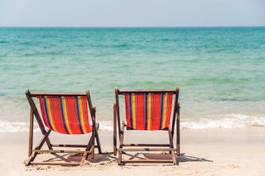 Denize yakın sahilde iki sandalye. Yaz ve tatil konsepti bac