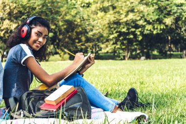 Gülümseyen uluslararası kadın öğrenciler veya gençler yapıyor oturuyor 