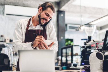 Yakışıklı sakallı barista adam küçük işletme sahibi sm portresi
