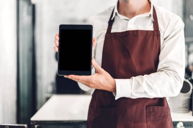 Barista adam küçük işletme sahibinin portresi masa ile ayakta