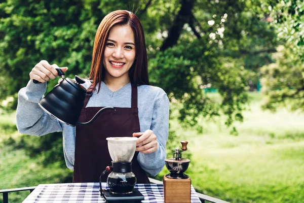 Women Barista making drip coffee in the park — Stock Photo, Image