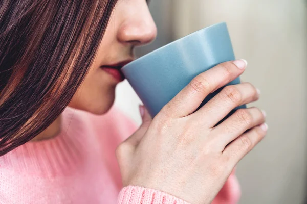 Mulher bebendo café no quarto pela manhã — Fotografia de Stock