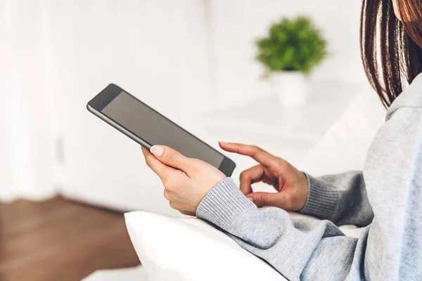 Жінка розслабляється і використовує цифровий планшетний комп'ютер на ліжку на h — стокове фото